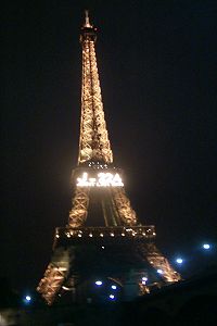der Eiffelturm bei Nacht..